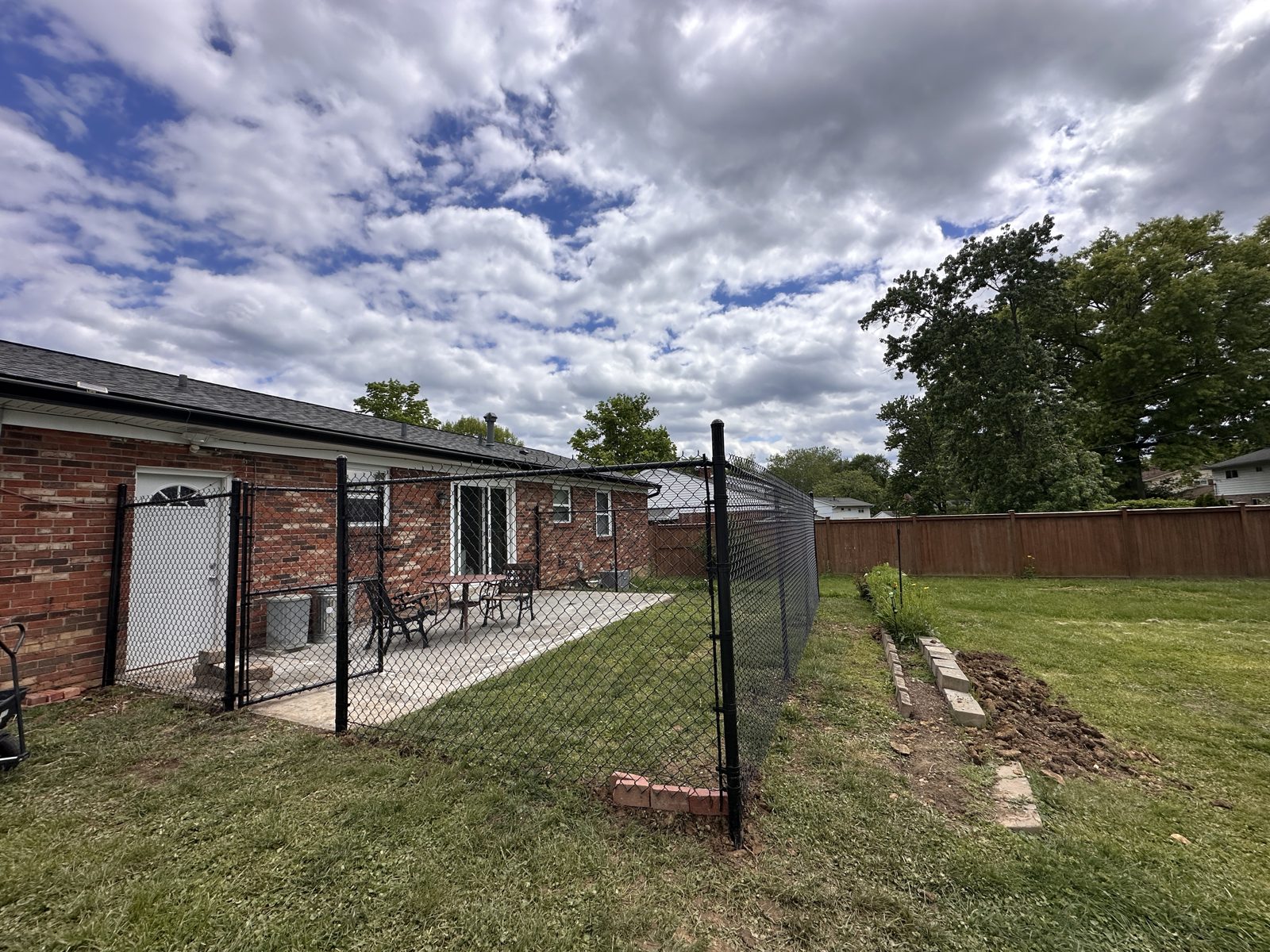Black chain link fence around a Cincinnati backyard